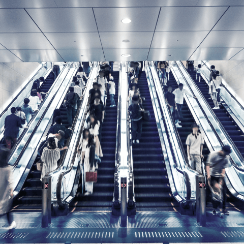 a crowded six lane escalator set
